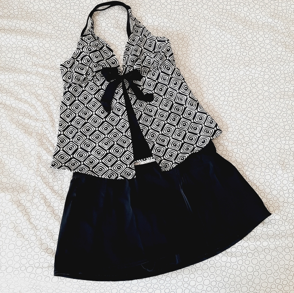 2 Pc Swim Suit Flattering Black and White Geometric Sz 12